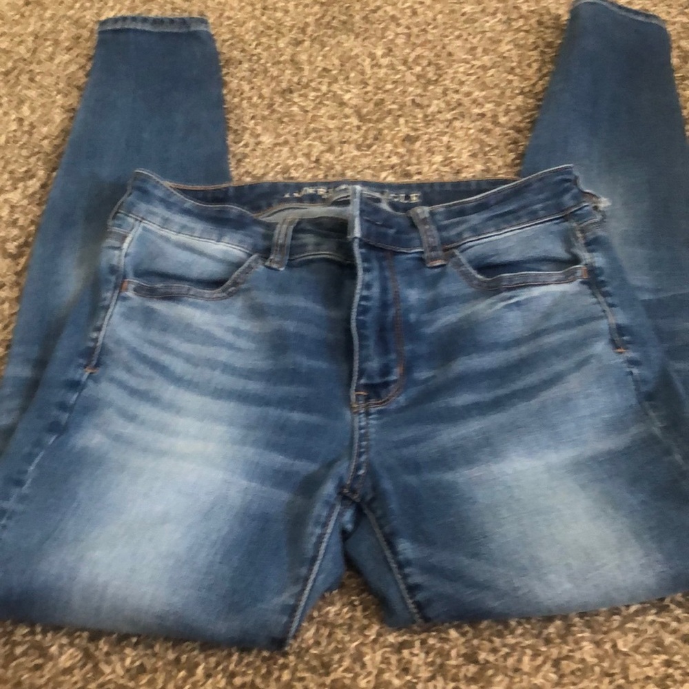American eagle super stretch leans with a small hole on one of the belt loops